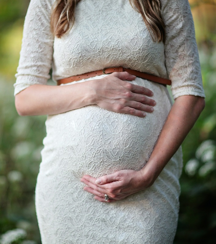 pexels-leah-kelley-618923 pregnant mom